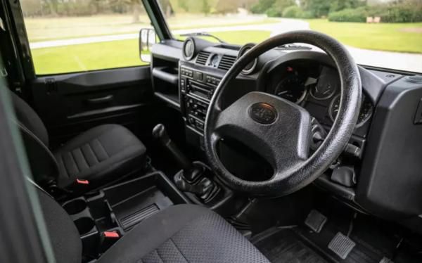 
Land Rover Defender короля Британії продадуть на аукціоні 