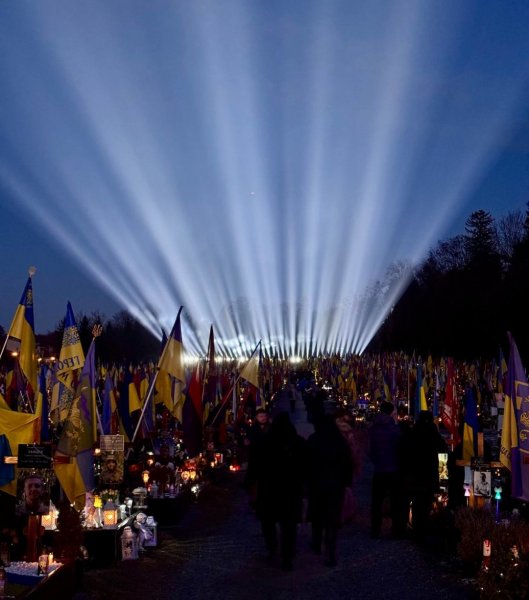 У Львові на полях військових поховань засвітили промені пам’яті