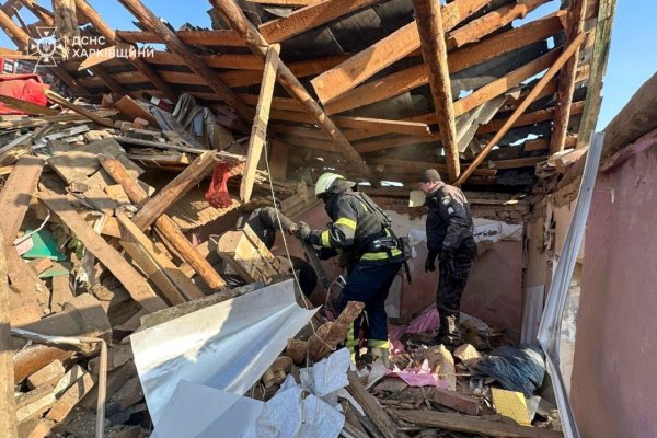 Авіаудар по Золочеву: семеро поранених, трьох людей врятували з-під завалів