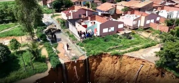 
Величезні провалля в землі "пожирають" місто: бразильська влада оголосила надзвичайну ситуацію
