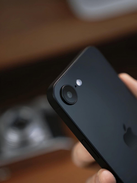 Бюджетний iPhone SE 4 показали з усіх боків на "живих" фото – анонс незабаром