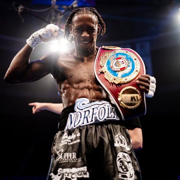
Берінчик програв Девісу технічним нокаутом та втратив пояс WBO: фото і відео 