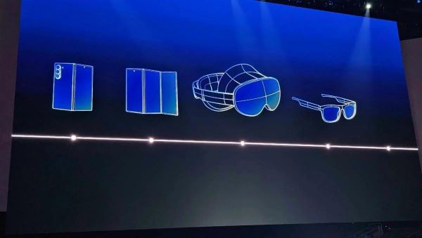 Перший телефон Samsung, що складається втричі, вийде вже влітку: що про нього відомо