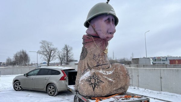 
"Чуйло": у Литві з'явилася скульптура Путіна у вигляді члена – фото
