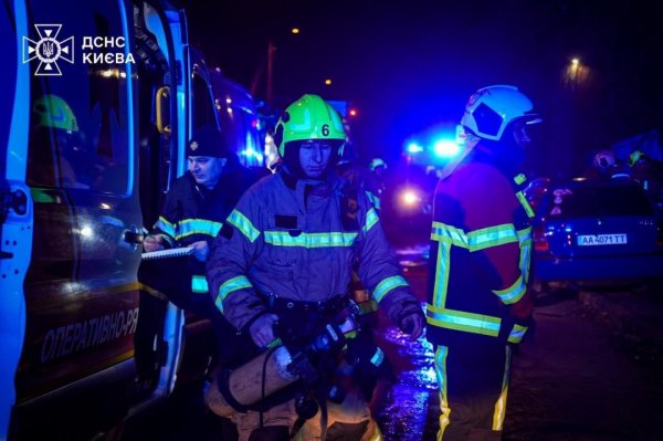 У Києві на пожежі в житловому будинку врятували п'ятьох людей