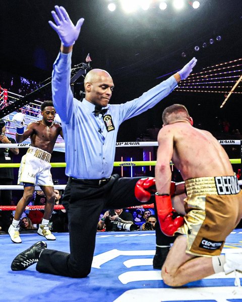 
Берінчик програв Девісу технічним нокаутом та втратив пояс WBO: фото і відео 