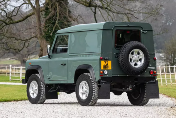 
Land Rover Defender короля Британії продадуть на аукціоні 