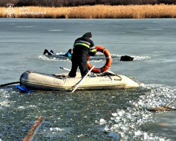 На Харківщині троє людей провалились під кригу, є загиблий