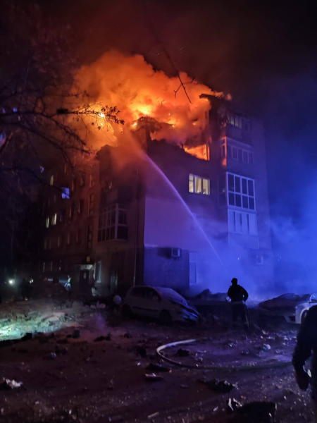 
В Чернігові "Шахед" влучив в пʼятиповерхівку 
