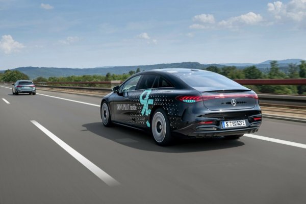 
Автомобілі Mercedes-Benz отримали новий колір габаритних вогнів: названа причина 