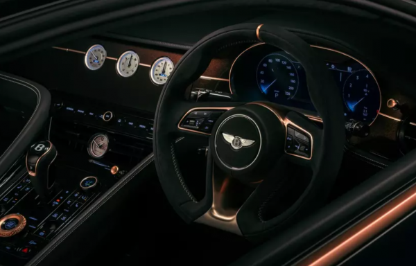 
З рожевим золотом: Bentley представила унікальне купе Batur 