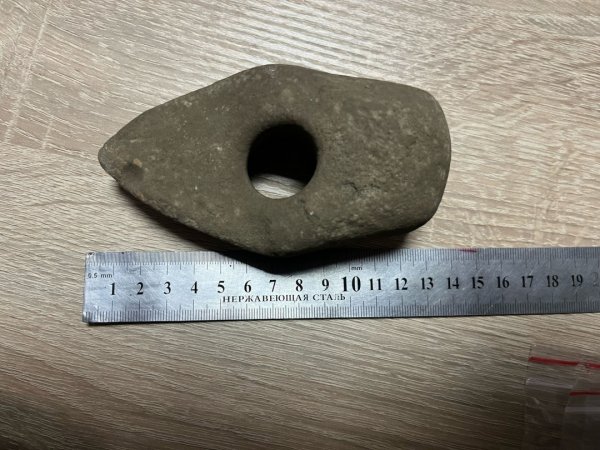 На кордоні з Молдовою у чоловіка виявили кам’яну сокиру, якій декілька тисяч років