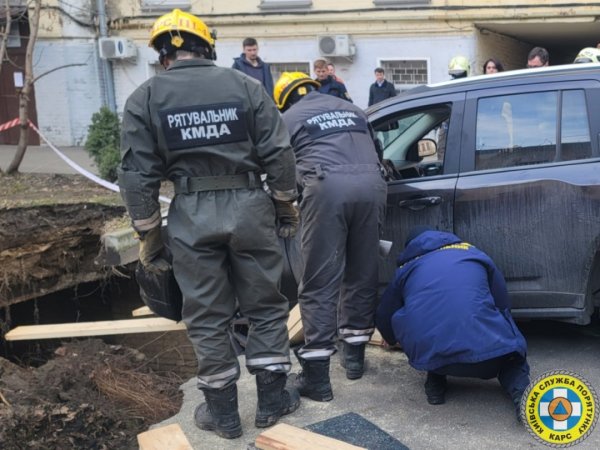 У Києві дістали із провалля три автомобілі, роботи тривали понад п’ять годин