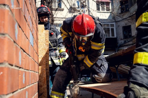 Рятувальники продовжують демонтувати аварійні конструкції на місці ракетних ударів у Сумах