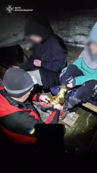 На Івано-Франківщині рятувальники розшукали чотирьох туристок, які заблукали в горах через негоду