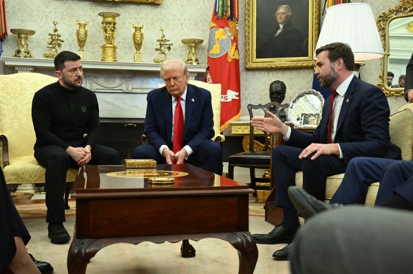 
Трамп чекає, війна триває. Що заважає мирним переговорам між Україною, США та РФ 