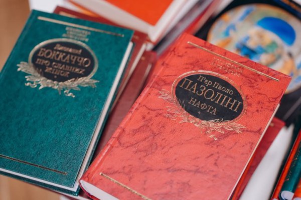 Посольство Італії передало Маріупольському університету в Києві книжки та навчальні матеріали