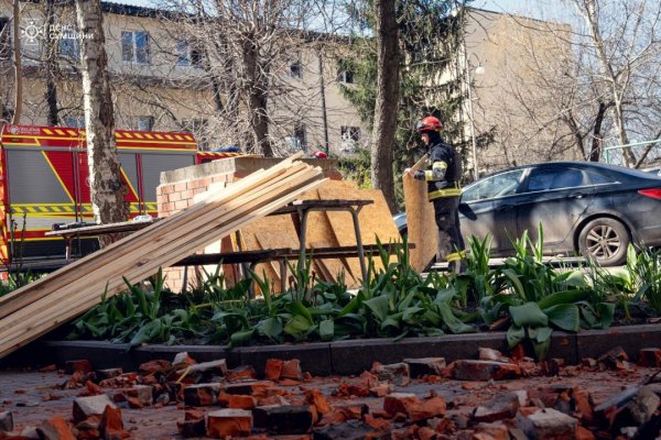 Рятувальники продовжують демонтувати аварійні конструкції на місці ракетних ударів у Сумах
