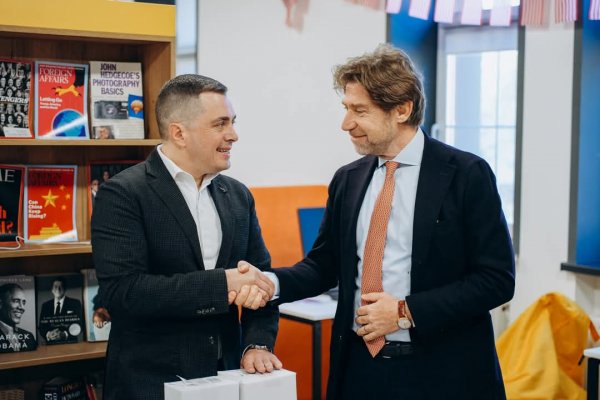 Посольство Італії передало Маріупольському університету в Києві книжки та навчальні матеріали