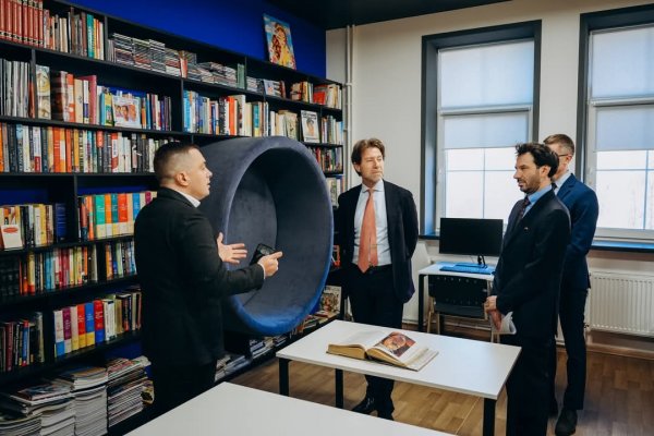 Посольство Італії передало Маріупольському університету в Києві книжки та навчальні матеріали