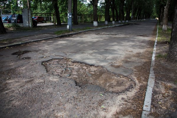 
Що робити, якщо потрапив на авто у яму на дорозі: покрокова інструкція для водіїв 