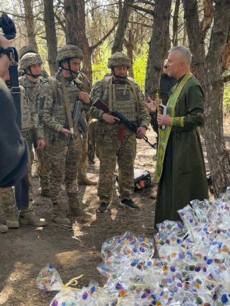 На Покровському напрямку капелани освятили 7000 пасок для військових