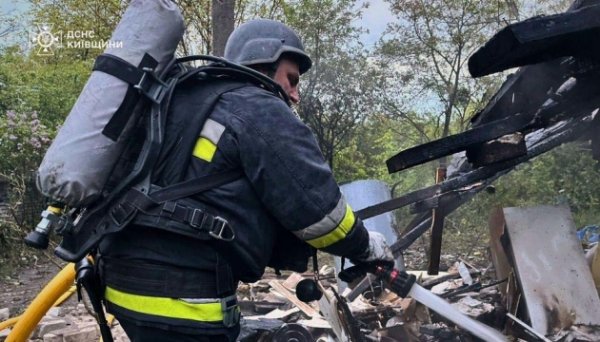 Рятувальники показали наслідки масованої атаки на Київщину - триває ліквідація пожеж
