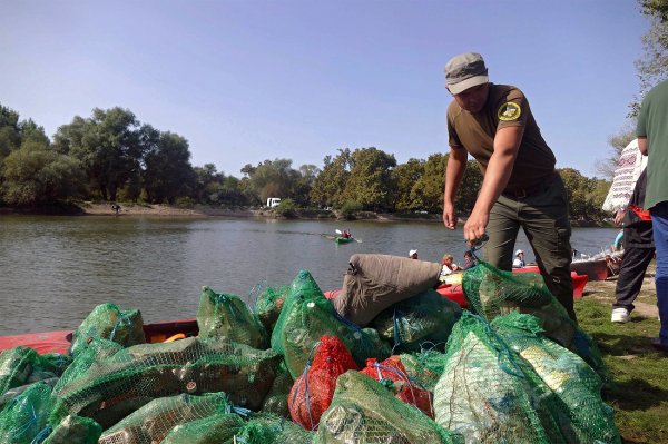 
Що ми п’ємо щодня? Екологи пояснили, що не так з водою в Україні 