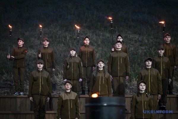 На Хортиці 40 хлопців та дівчат отримали шеврони юнацького руху «Байда»