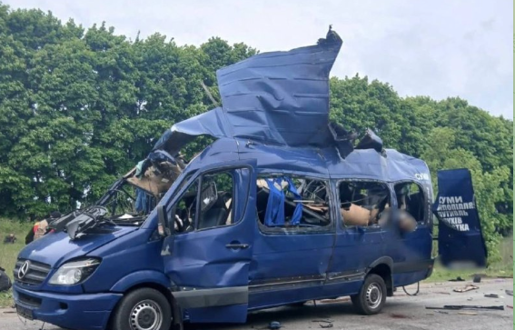Ворог атакував рейсовий автобус поблизу Білопілля - дев'ятеро загиблих, є поранені