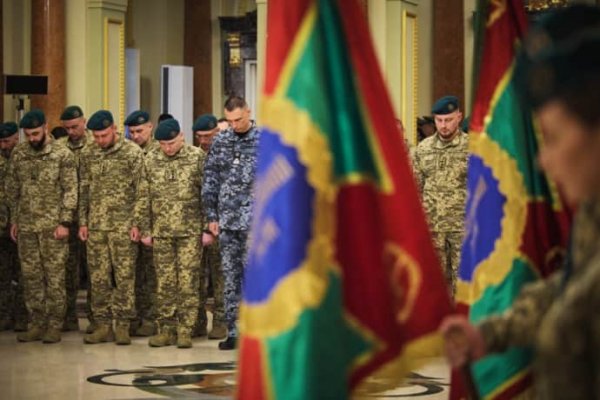 Зеленський підвищив у званні трьох прикордонників і вручив орден Герою України