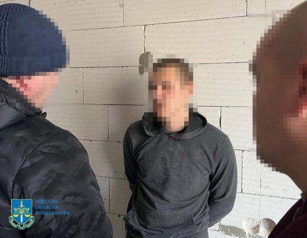 В Одесі затримали трьох молодиків, які підпалили залізничні шафи та авто військових