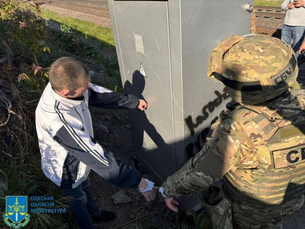 В Одесі затримали трьох молодиків, які підпалили залізничні шафи та авто військових