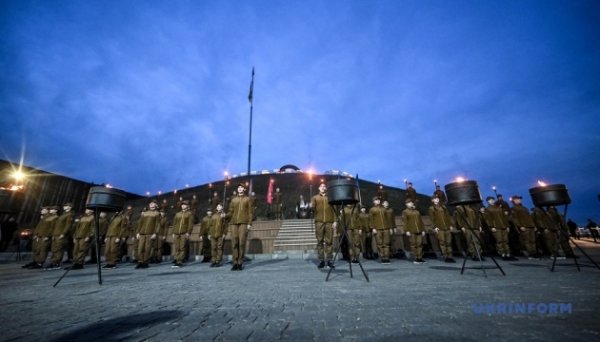 На Хортиці 40 хлопців та дівчат отримали шеврони юнацького руху «Байда»