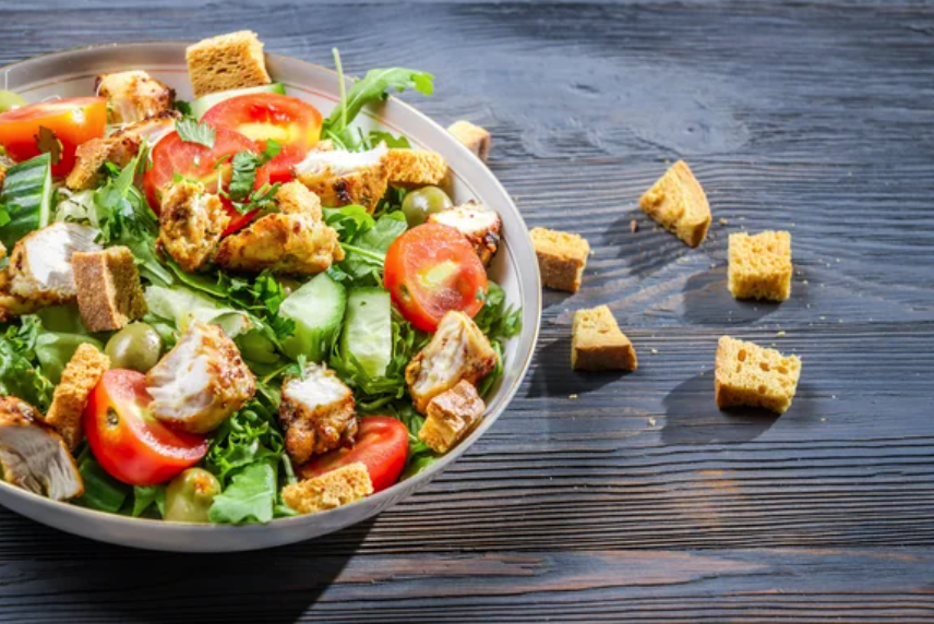 Как приготовить салат Цезарь дома: классический рецепт с курицей и соусом